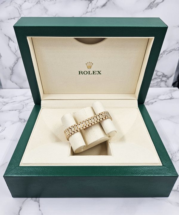 Stunning 18ct Gold Ladies Rolex Datejust - Blue Diamond Dial - Box and Papers. - Image 9
