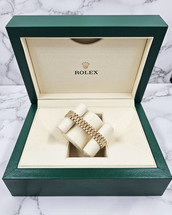 Stunning 18ct Gold Ladies Rolex Datejust - Blue Diamond Dial - Box and Papers. - Image 10