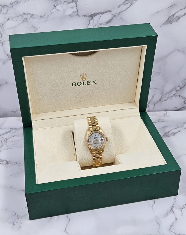 Beautiful 18ct Gold Ladies Rolex Oyster Perpetual Datejust - White MOP Diamond Dial. - Image 8