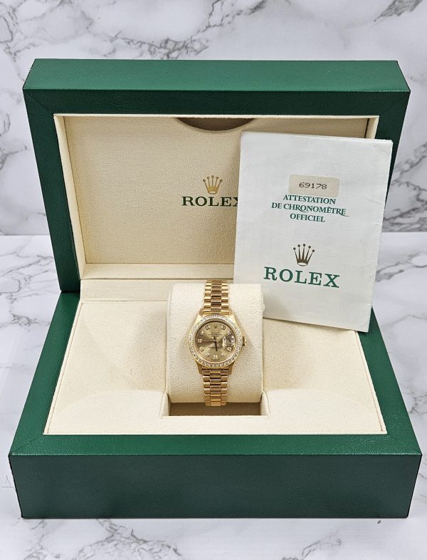 Mint Ladies Solid 18ct Yellow Gold Rolex Datejust with Diamond Dial & Bezel. - Image 7