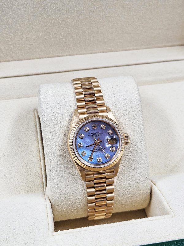 Ladies Rolex Datejust 26mm in Solid 18ct Gold with Blue MOP Dial - Box & Paper. - Image 9