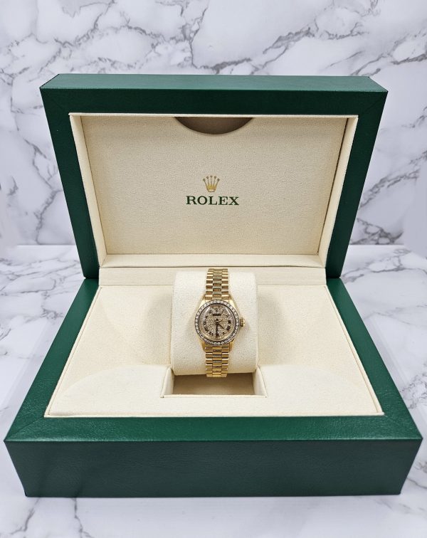MINT Ladies 18ct Gold Rolex Oyster Perpetual - Pave Diamond & Bezel Dial - Boxed - Image 9