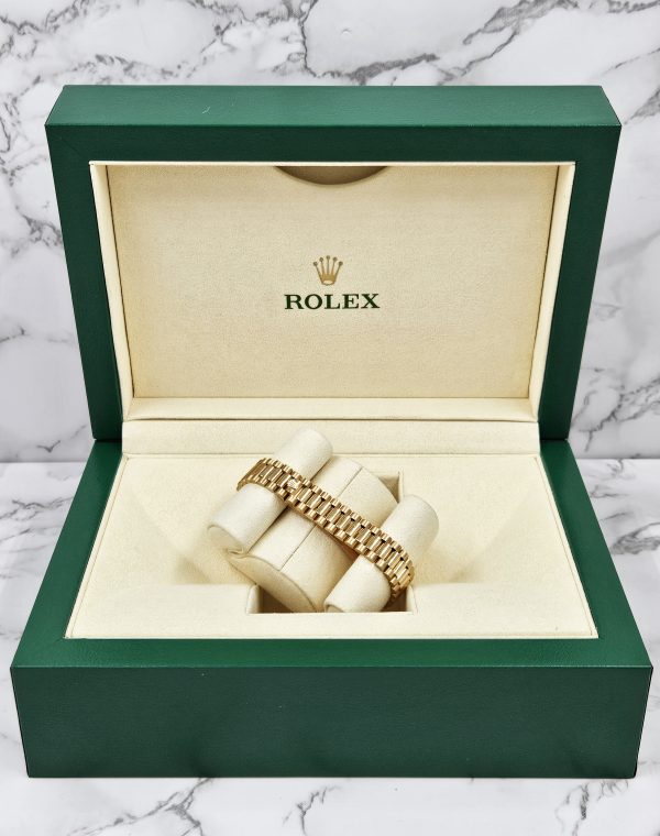 Ladies Rolex Datejust 26mm in Solid 18ct Gold with Blue MOP Dial - Box & Paper. - Image 10