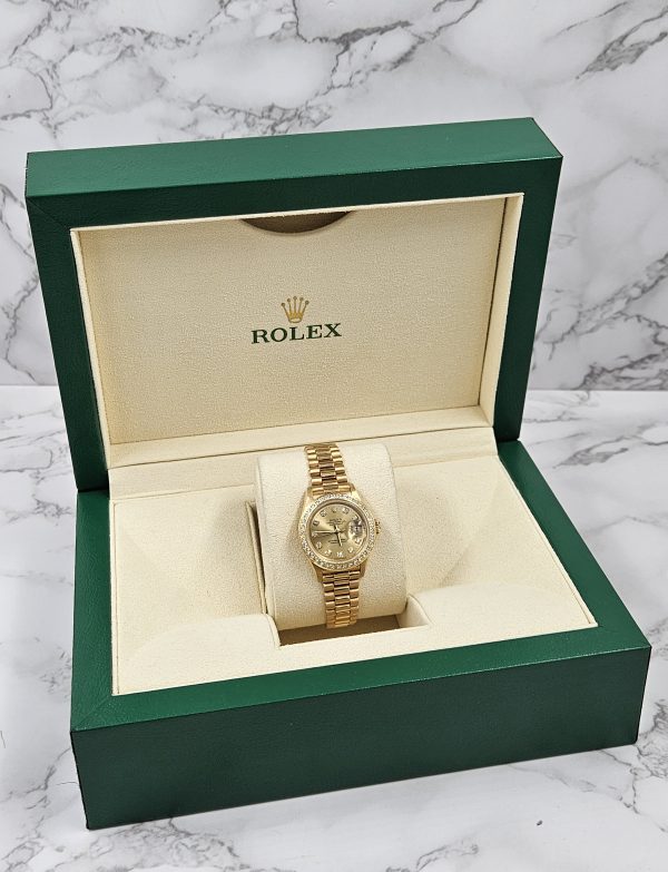 Mint Ladies Solid 18ct Yellow Gold Rolex Datejust with Diamond Dial & Bezel. - Image 8